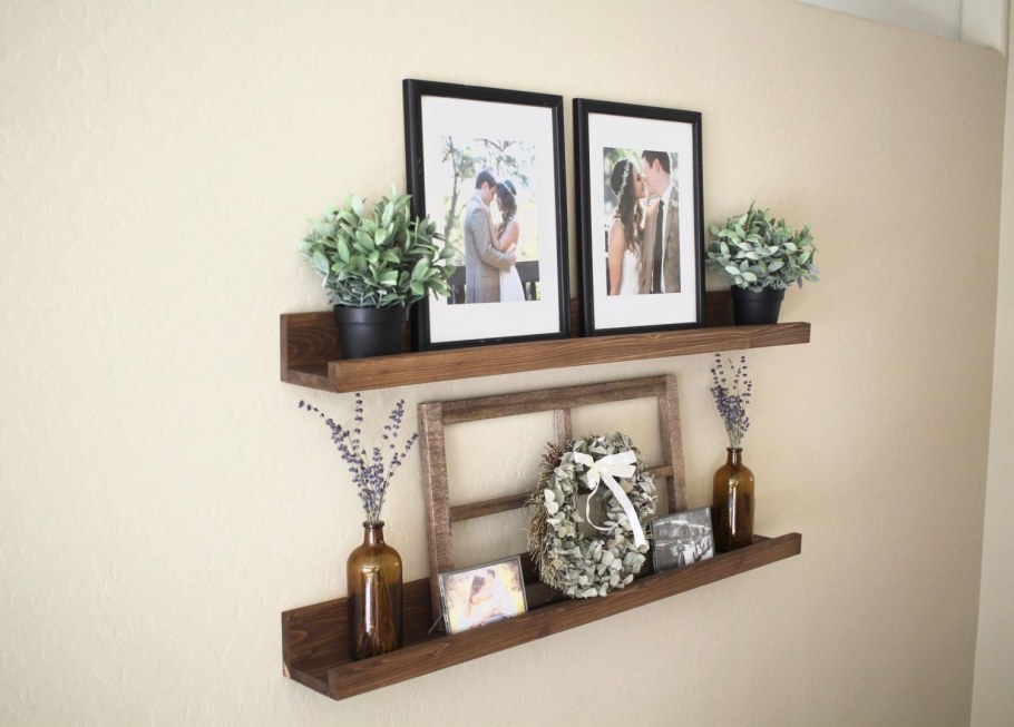 Декор с картиной и полкой