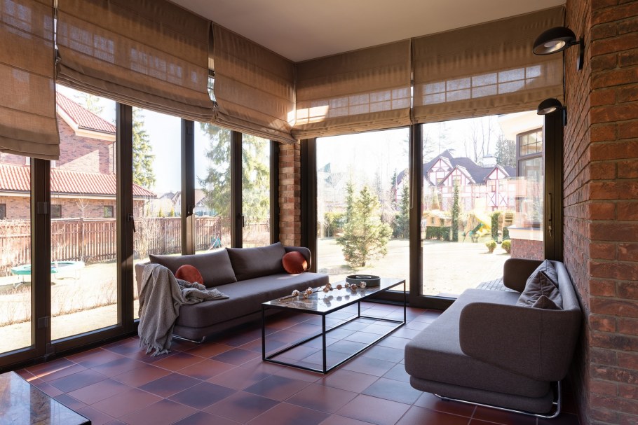 Деревянная веранда с панорамными окнами