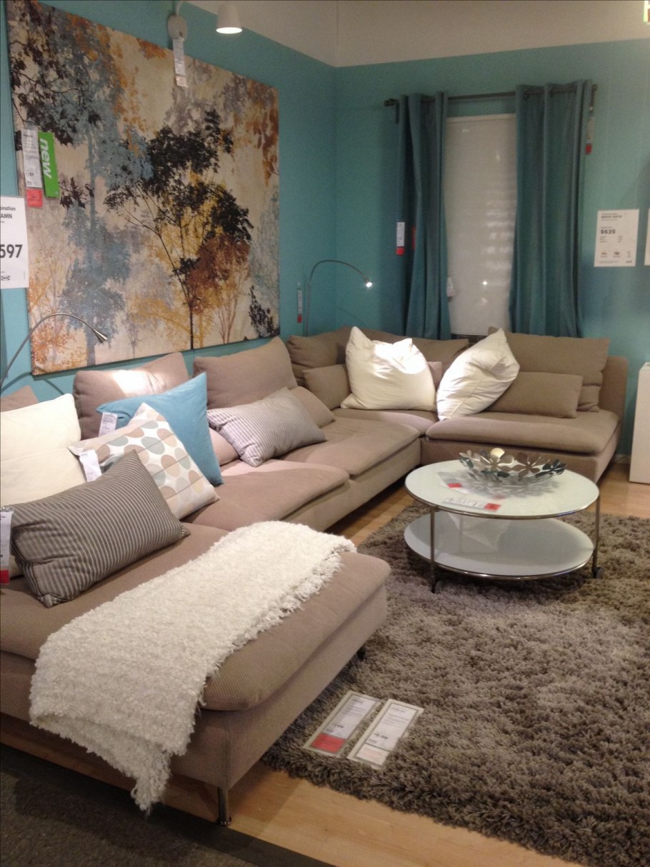 Бежевый диван с бирюзовыми подушками