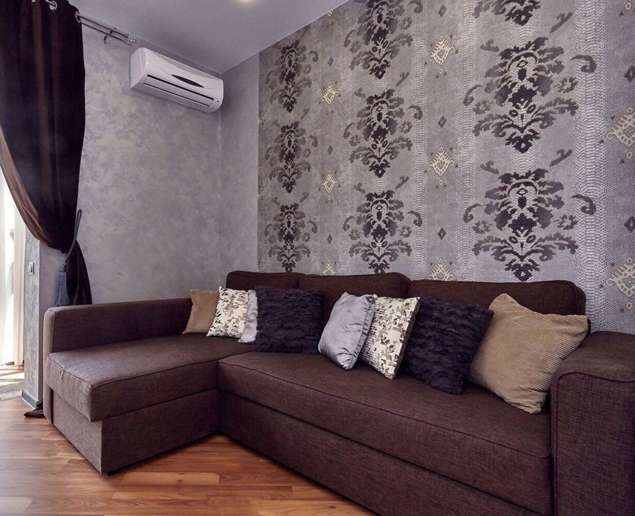 Коричневый диван в зале