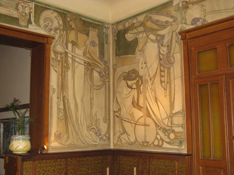 Буфет с витражными стеклами
