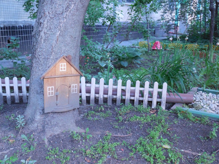 Клумба отделана рифлёнкой