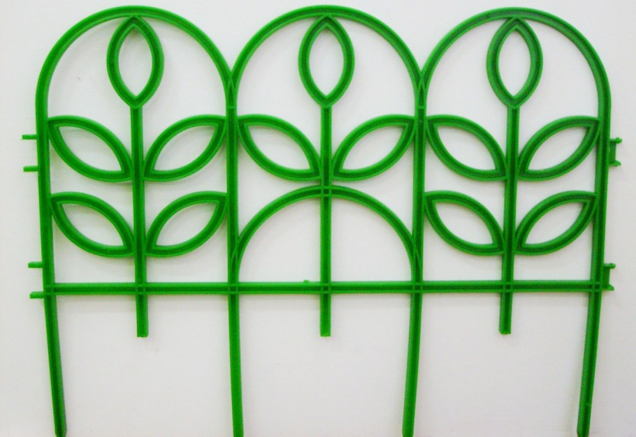 Пластиковые ящики в огороде