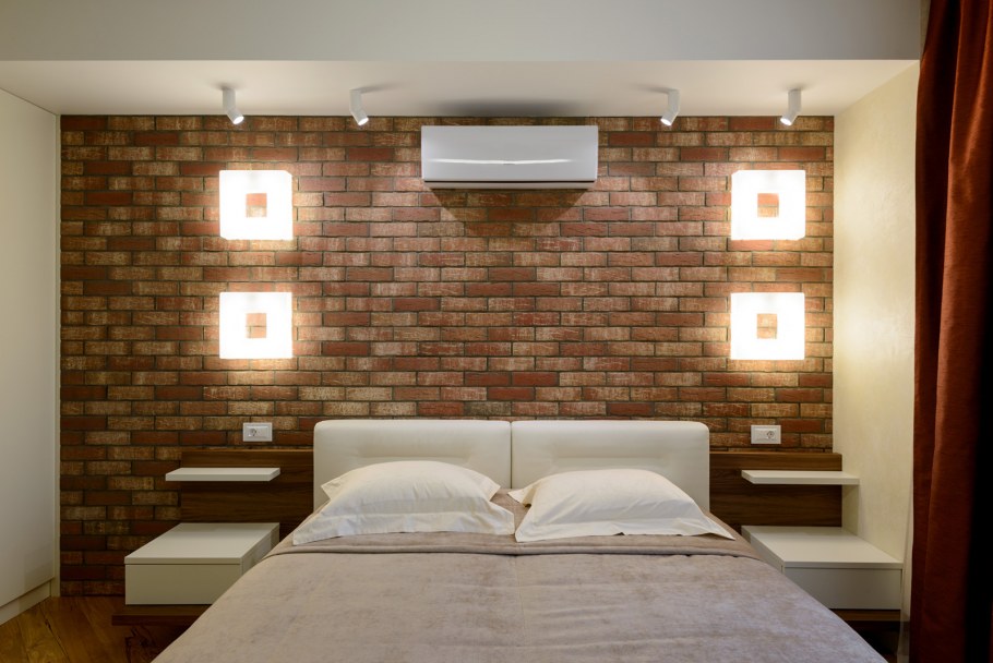 Светильники на кирпичной стене