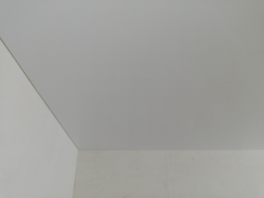 Стык потолка и стены без плинтуса