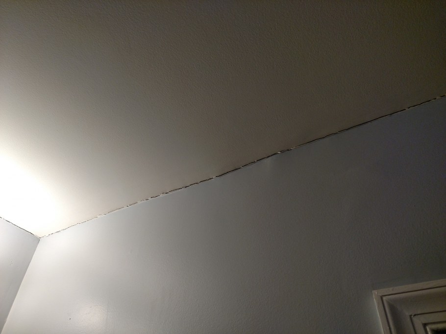 Плинтус потолочный