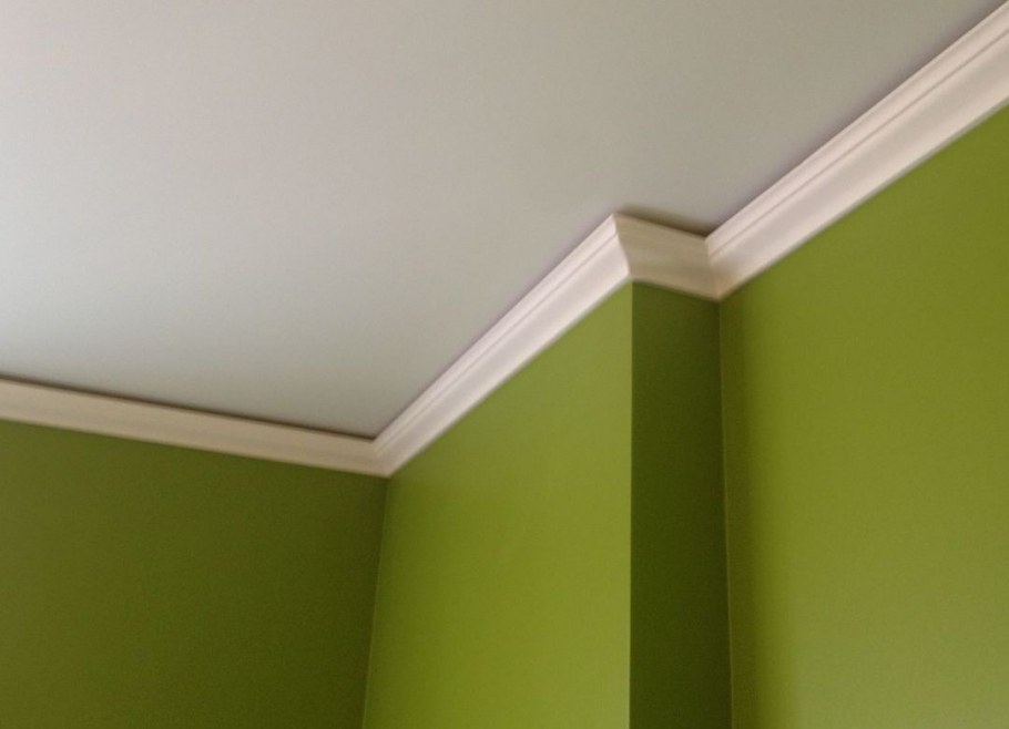 Стык обоев и потолка