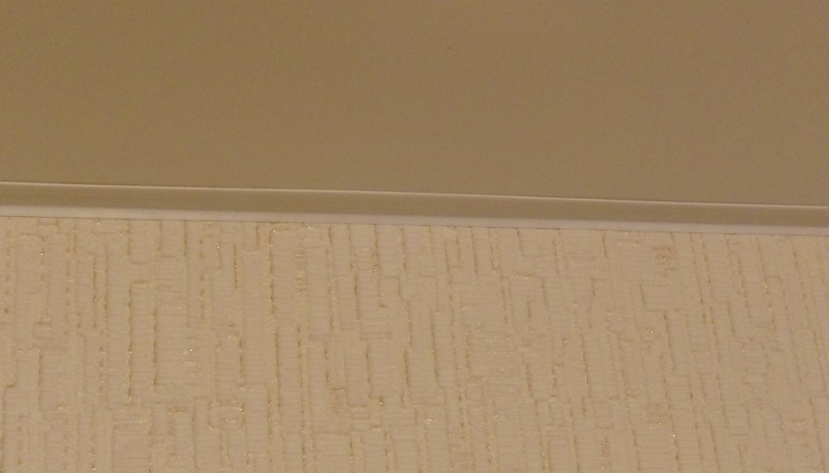 Плинтус для натяжного потолка