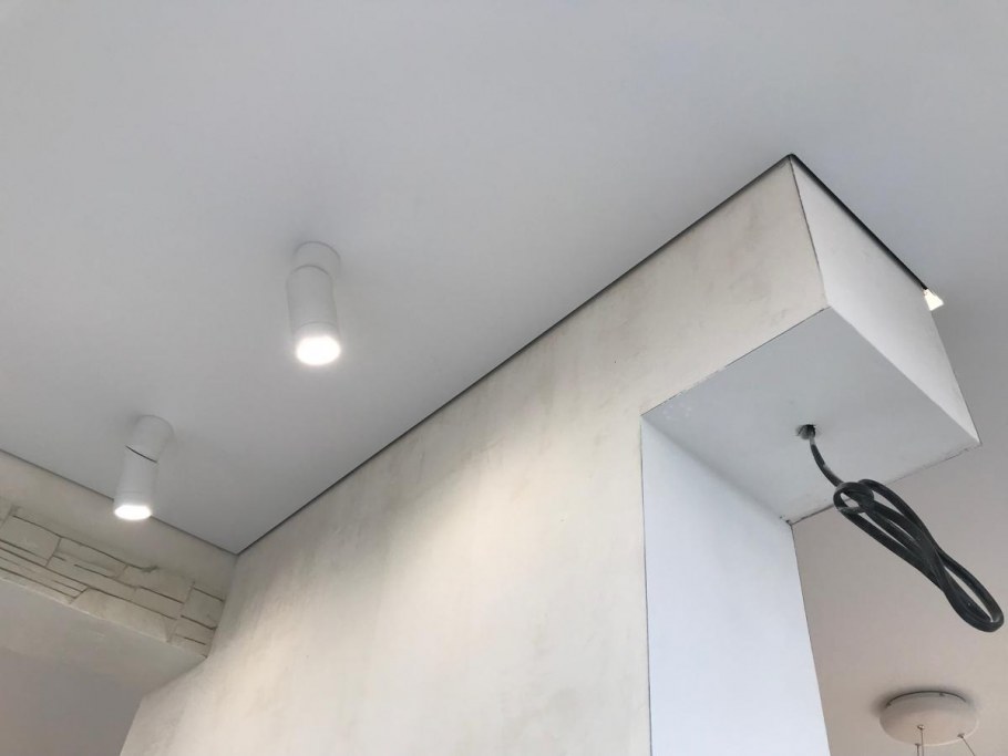 Прилипание натяжного потолка