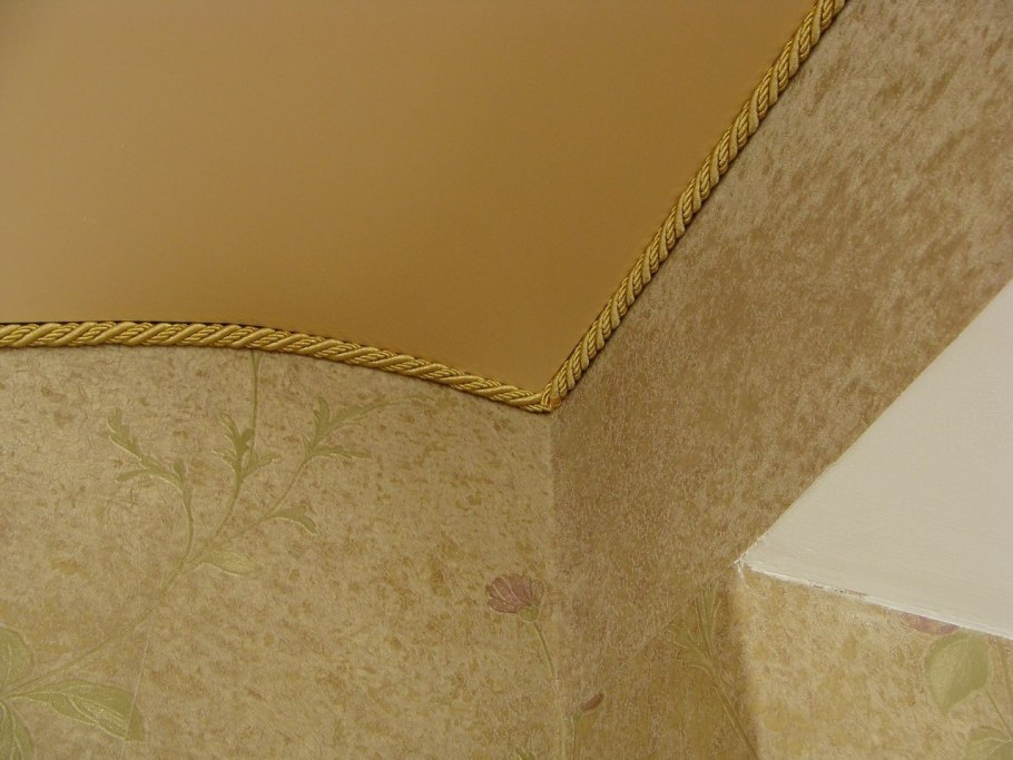 Плинтус на двухуровневом потолке