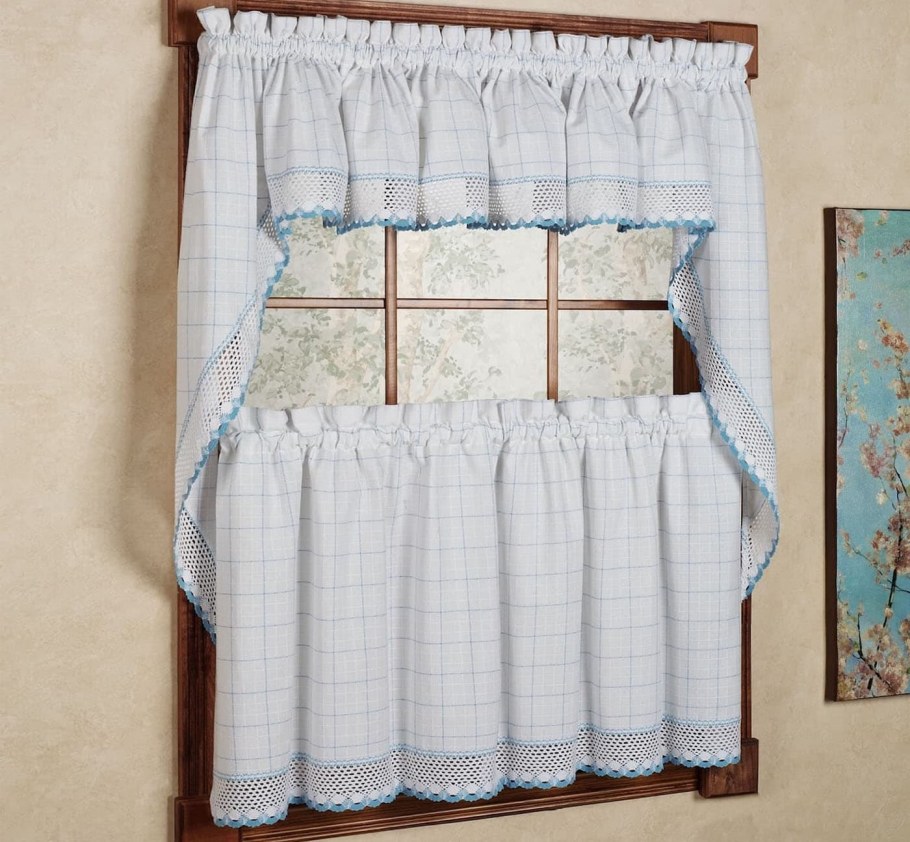 Кружевная штора на кухонное окно