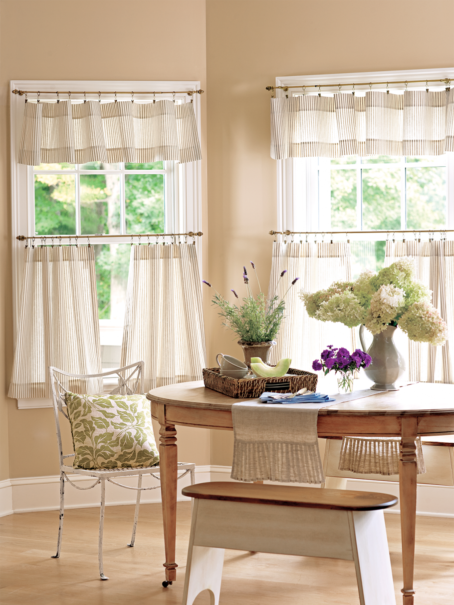 Карниз для штор кафе