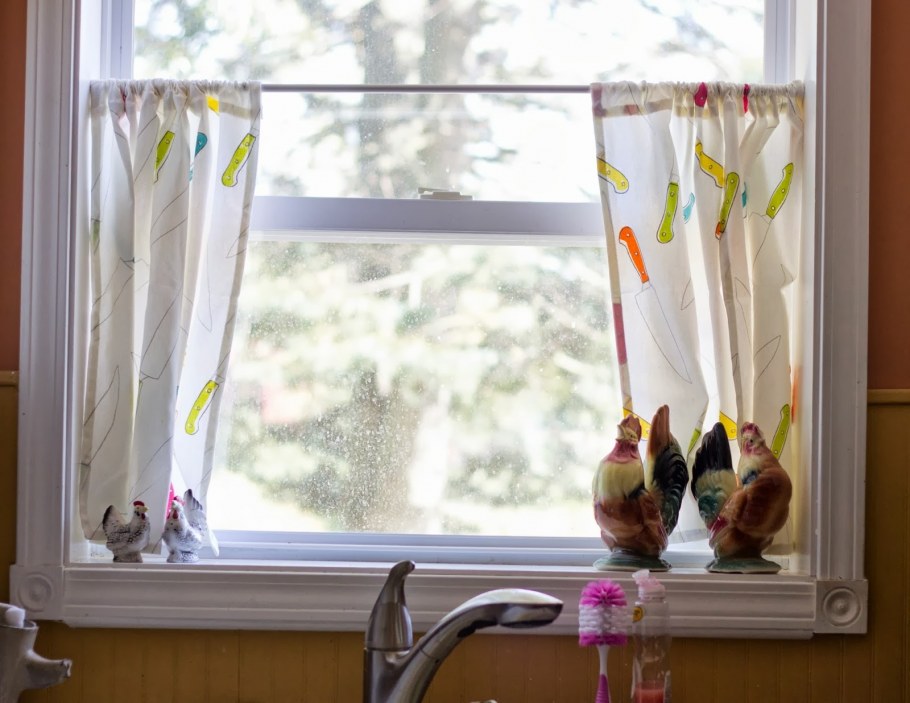 Льняные шторы на кухню короткие