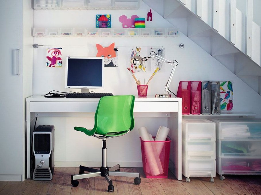 Письменный стол под лестницей