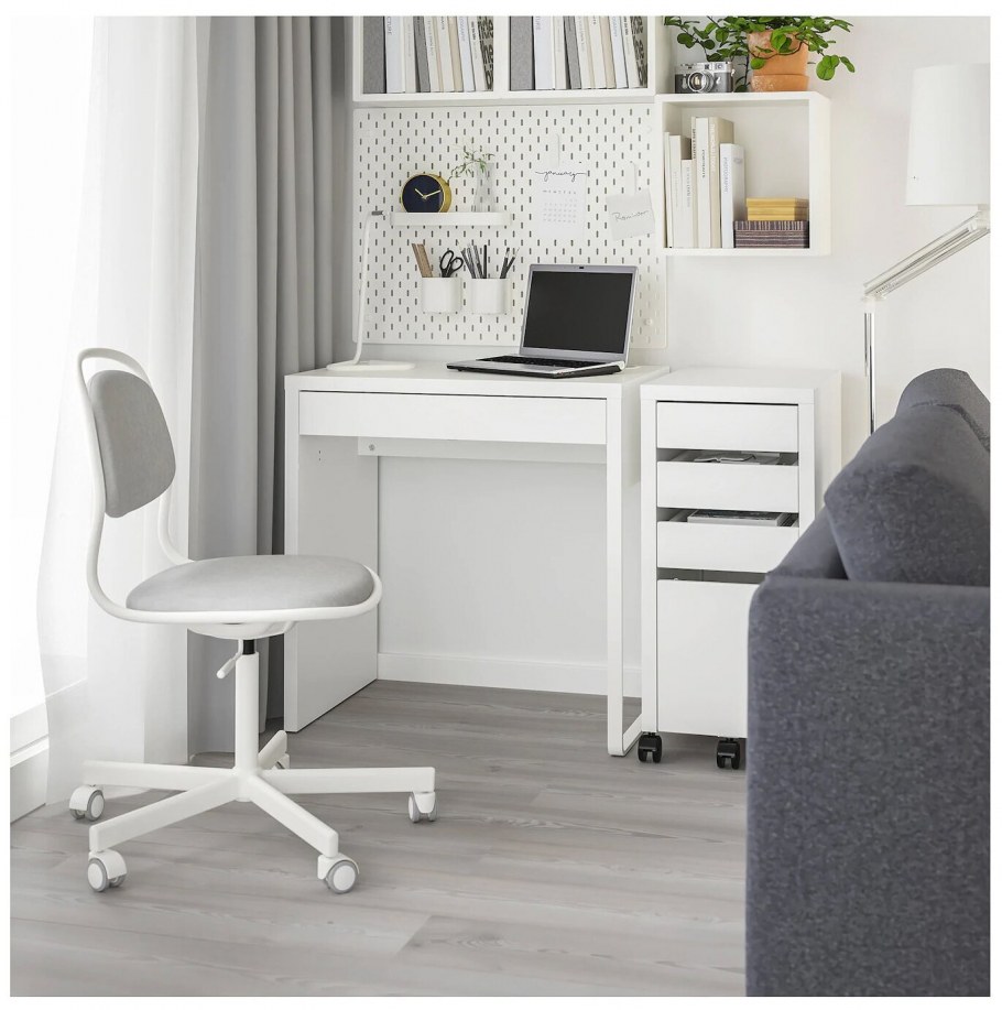 Стеллаж в подростковую комнату