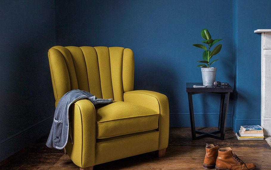 Желтое кресло в интерьере