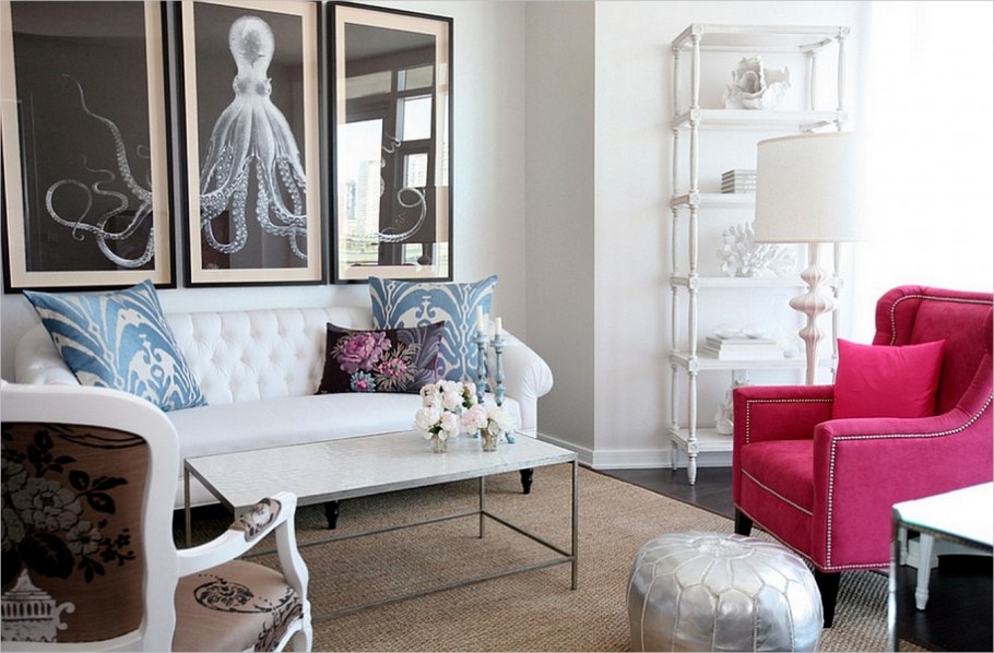 Белое кресло в интерьере гостиной