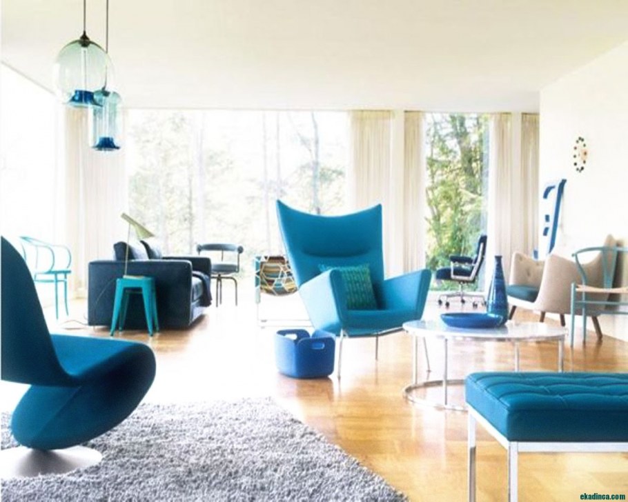 Бирюзовые кресла в интерьере гостиной