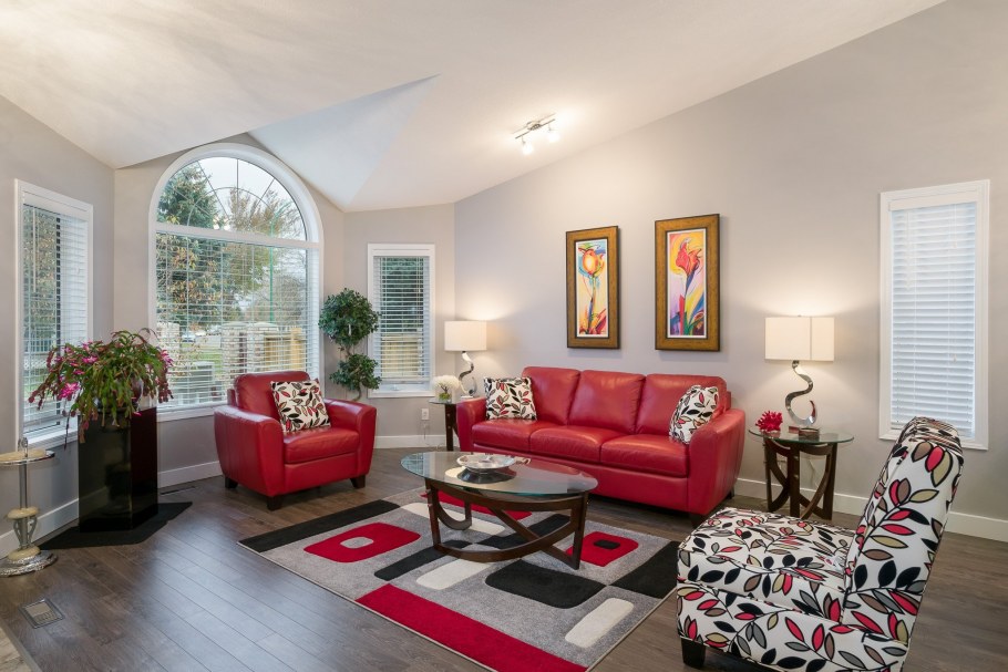 Кресло в интерьере гостиной