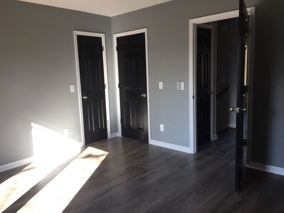 Интерьер с темной мебелью