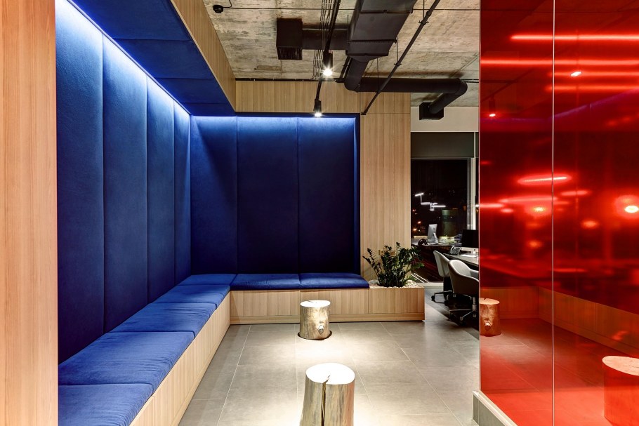 Лаундж зона с креслами мешками