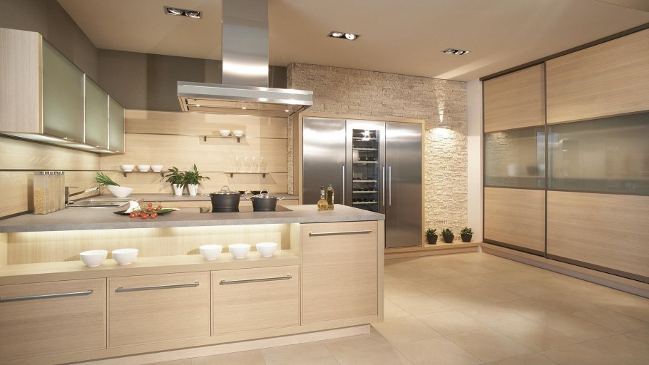 Бежевая кухня с деревянной столешницей