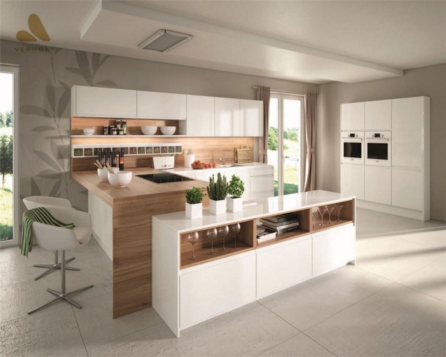 Кухня белая с деревом