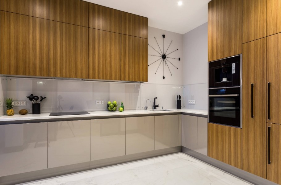 Кухня белая с деревом Модерн