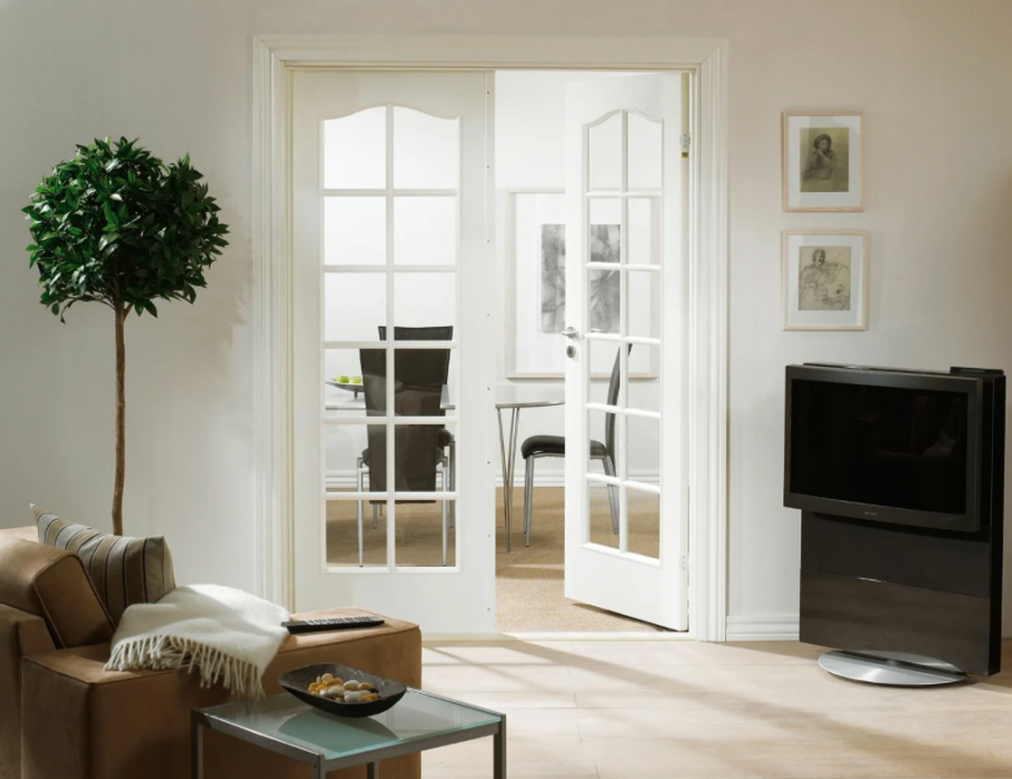 Распашные двери в гостиную