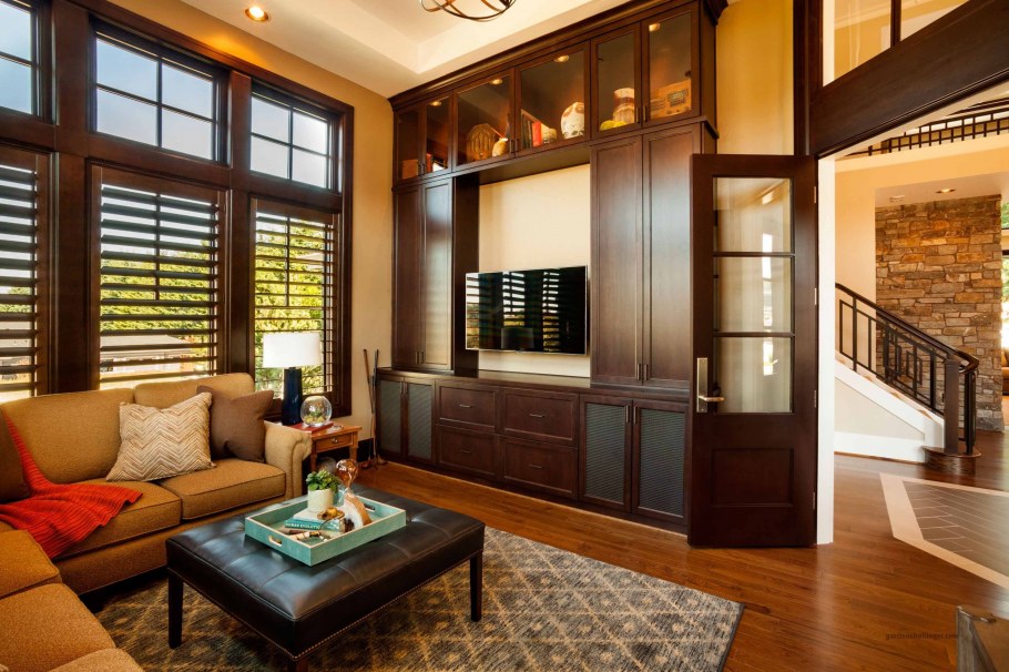 Гостиная с коричневыми дверями