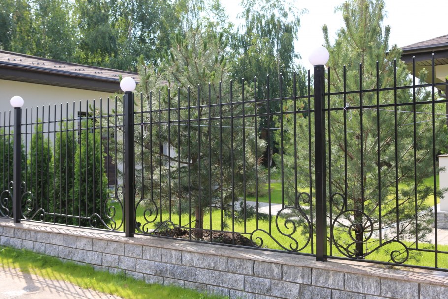 Забор из металлических прутьев