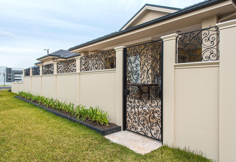 Красивый забор перед домом