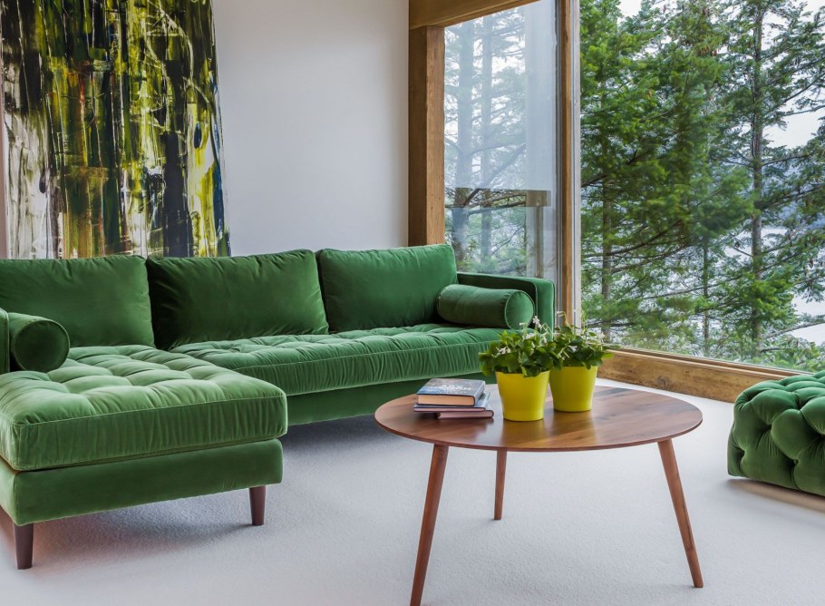 Салатовая гостиная с угловым диваном