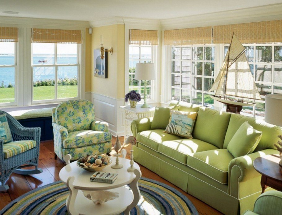 Фисташковый диван в интерьере гостиной