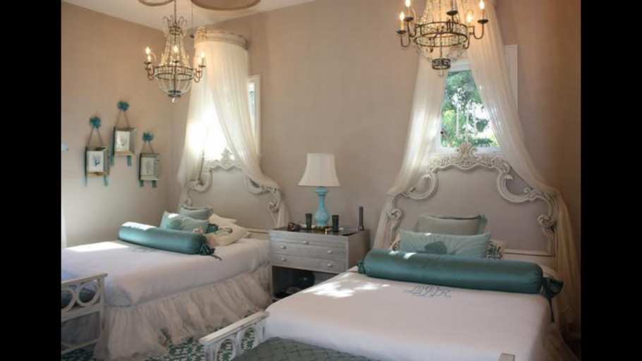 Люстра для спальни мятного цвета