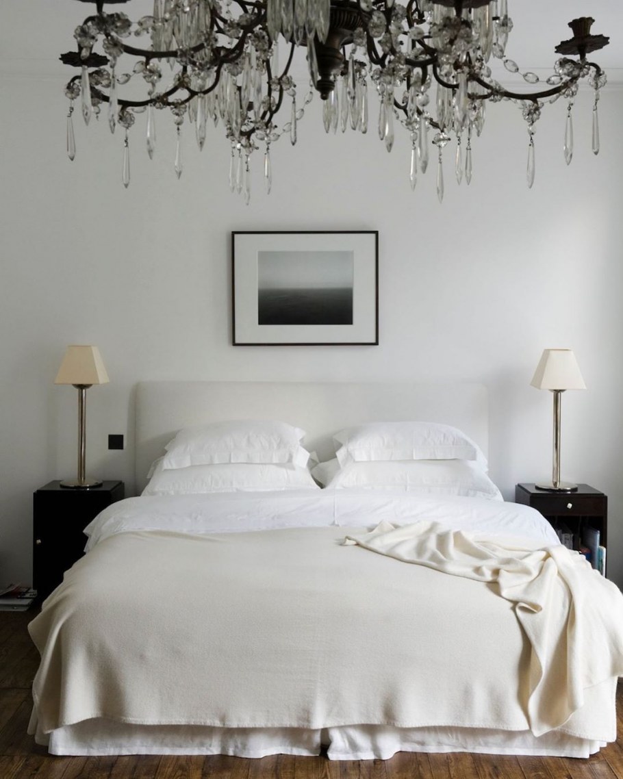 Черно белая люстра в спальню