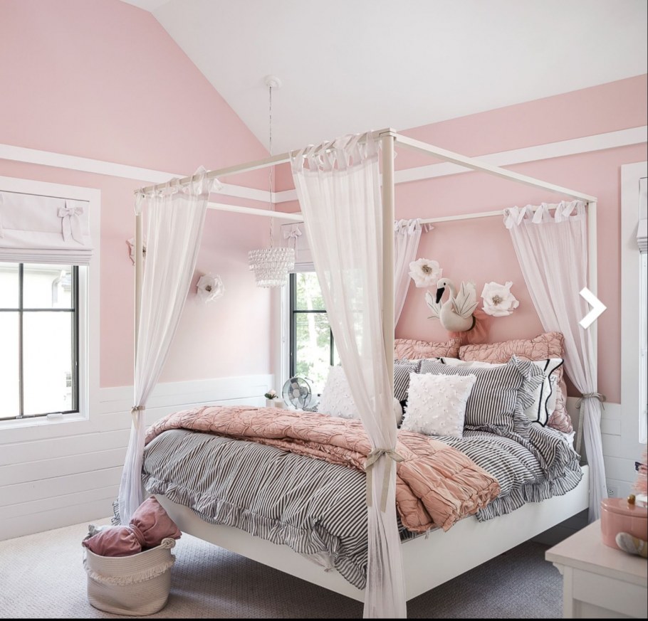 Бело розовая комната