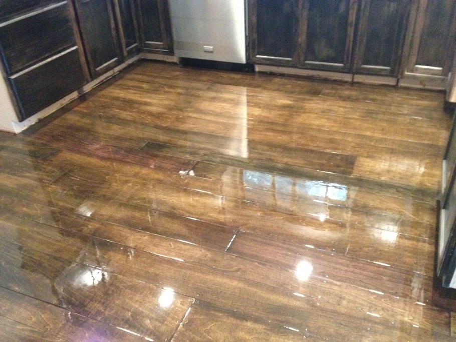 Лакированная фанера на полу