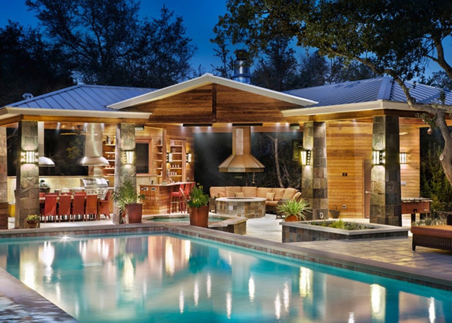 Участок с бассейном и беседкой