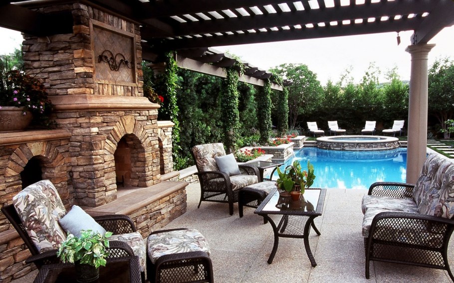 Дом с бассейном и беседкой