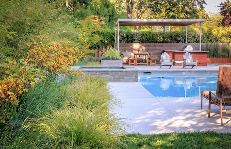 Зона отдыха у бассейна