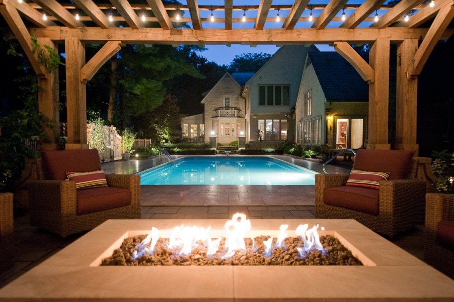 Красивый сад с беседкой и бассейном