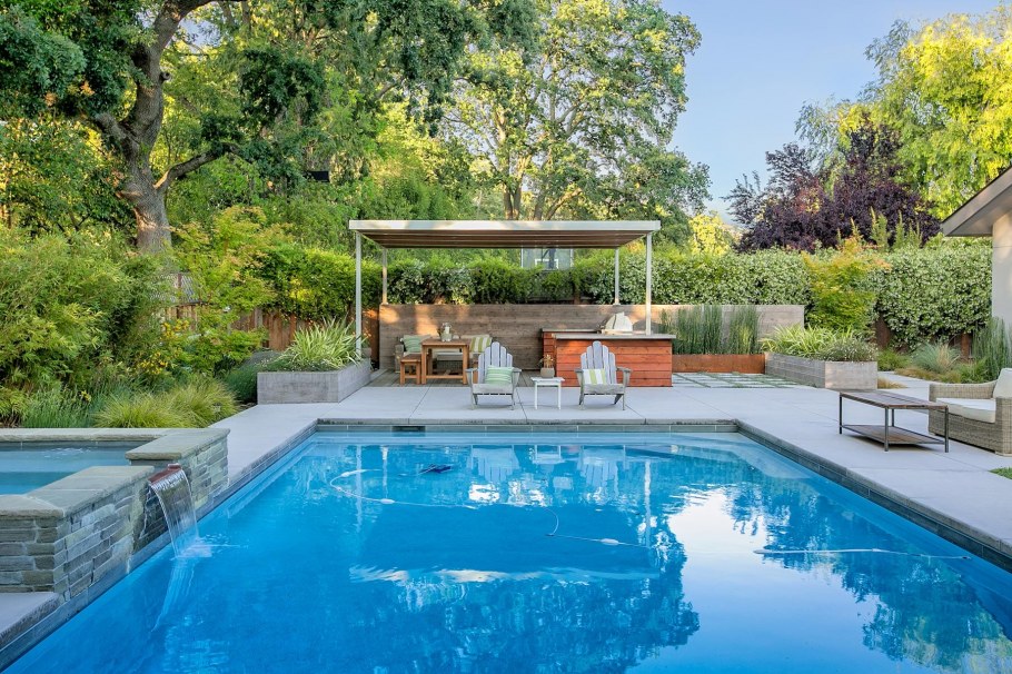 Беседки возле бассейнов