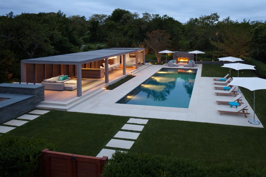 Ландшафт в саду с бассейном