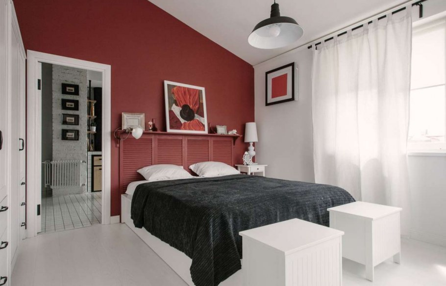 Комната с бордовыми стенами