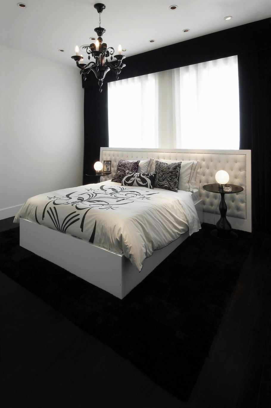 Черно белая спальня