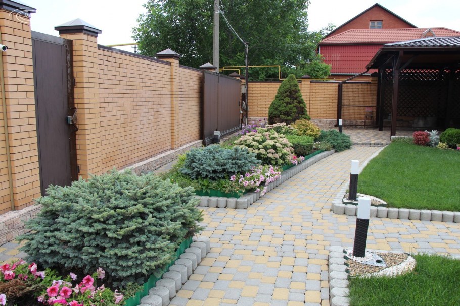 Дорожка перед домом