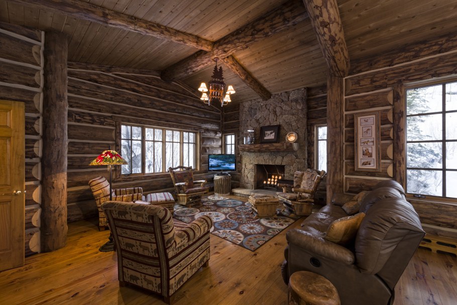 Деревянный домик изнутри