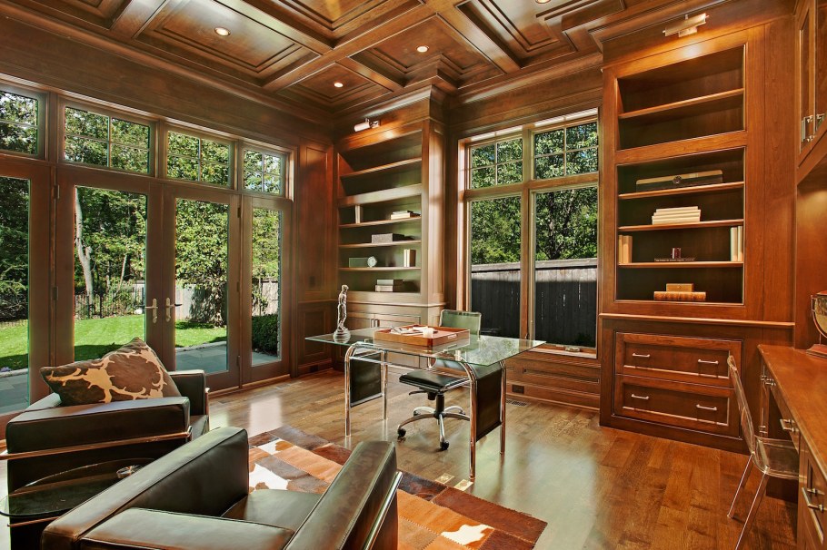 Кабинет в доме в лесу