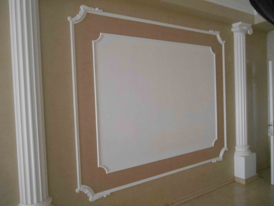 Украшение стен молдингами